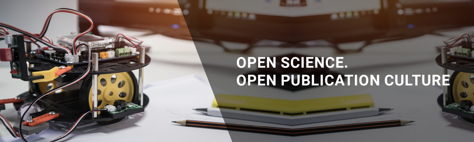 Slider_4_open_science_EN A little robot and the writing "Open Science. Open Publication Culture"